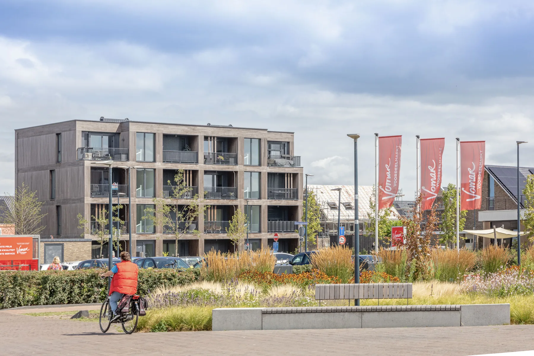 Het entreegebouw met beplanting